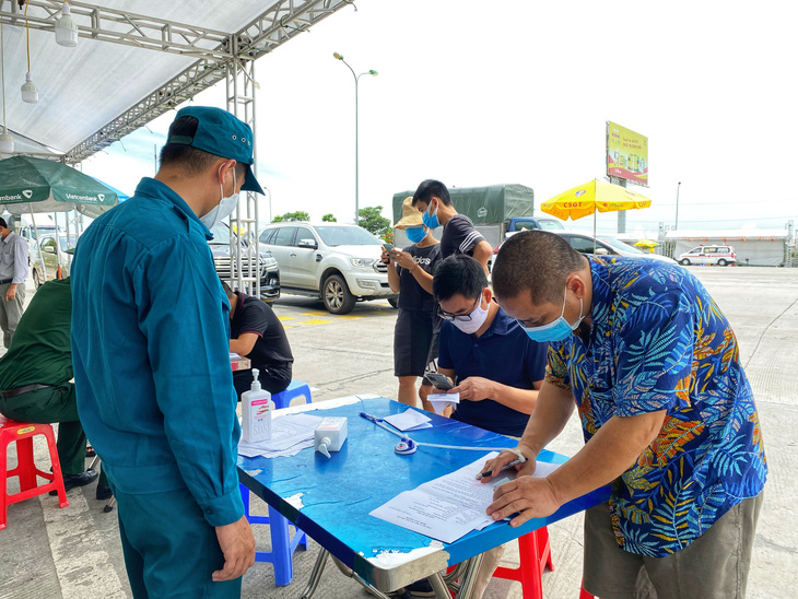 Hà Nội triển khai ứng dụng khai báo di biến động dân cư tại nhiều chốt kiểm soát - Ảnh 1.