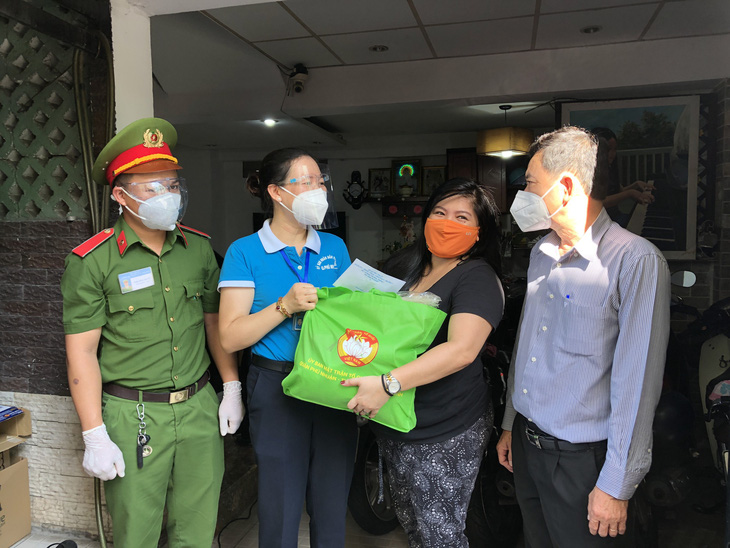 Quận Phú Nhuận hỗ trợ người nước ngoài khó khăn do dịch COVID-19 - Ảnh 1.