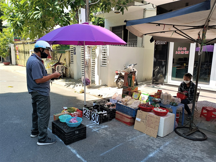 Đưa chợ ra phố ở Nha Trang: An toàn, người mua người bán đều thích - Ảnh 4.