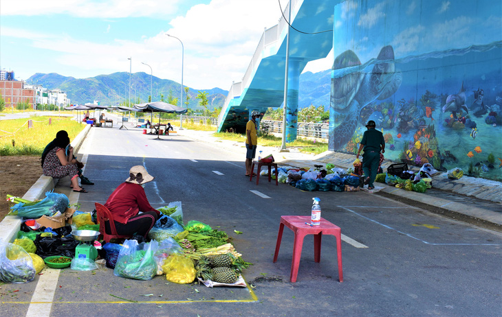 Đưa chợ ra phố ở Nha Trang: An toàn, người mua người bán đều thích - Ảnh 2.