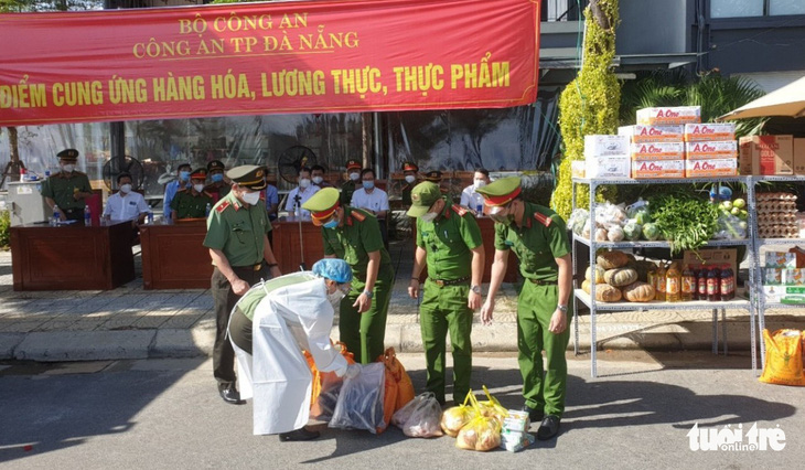 Đà Nẵng mở cửa 30 điểm cung ứng hàng thiết yếu do công an tổ chức, miễn phí rau xanh - Ảnh 2.