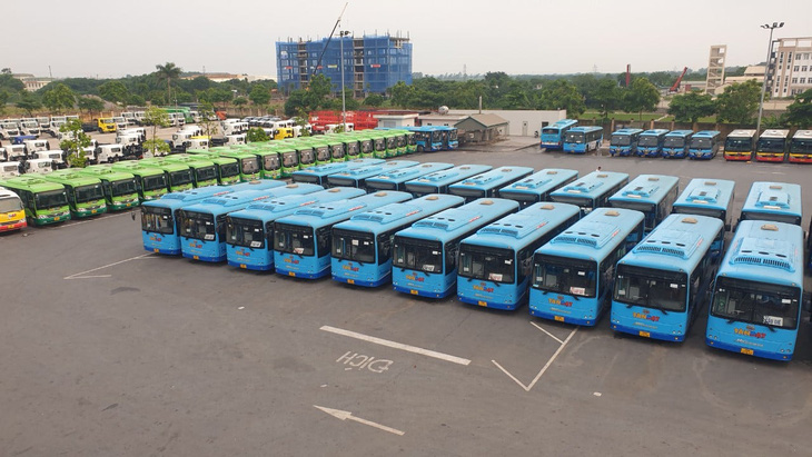 Hà Nội sẽ huy động thêm xe tải, xe buýt khi hơn 30.000 người mắc COVID-19 - Ảnh 1.