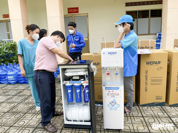 Tặng 80 máy lọc nước cho các bệnh viện điều trị COVID tại Củ Chi và Hóc Môn - Ảnh 1.