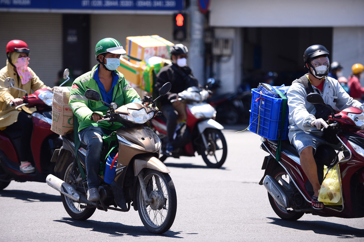 Nhiều cơ sở y tế ngưng xét nghiệm, shipper lại không thể giao hàng - Ảnh 1.