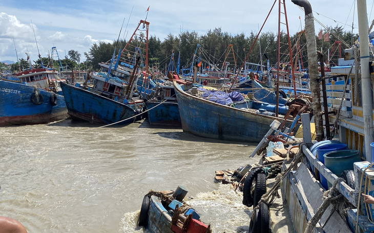Lũ sông Dinh làm gần 100 ghe cá ngư dân La Gi chìm, hư hỏng