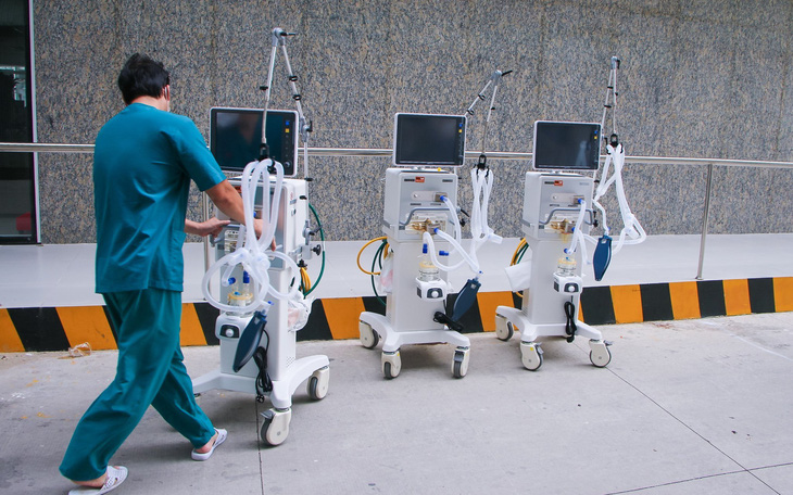 Doanh nghiệp tặng máy thở cho bệnh viện giữa lúc TP.HCM căng sức chống dịch - Ảnh 2.