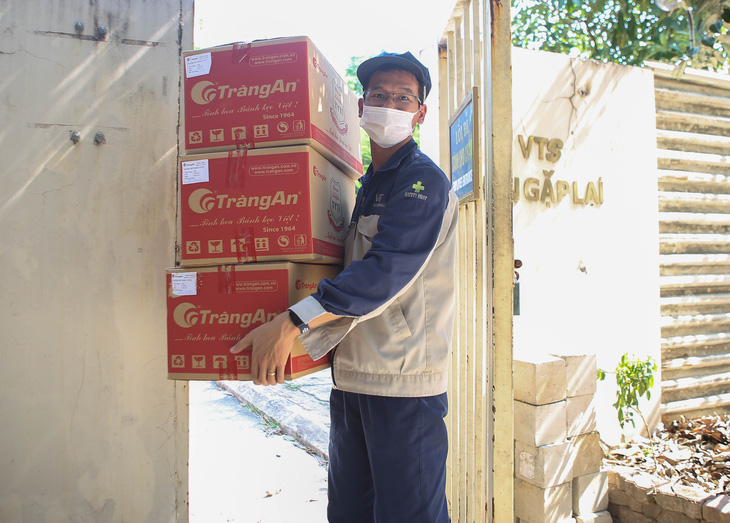 Hàng trăm túi hàng ‘0 đồng’ đến tay công nhân Hà Nội ở trong khu phong tỏa - Ảnh 3.