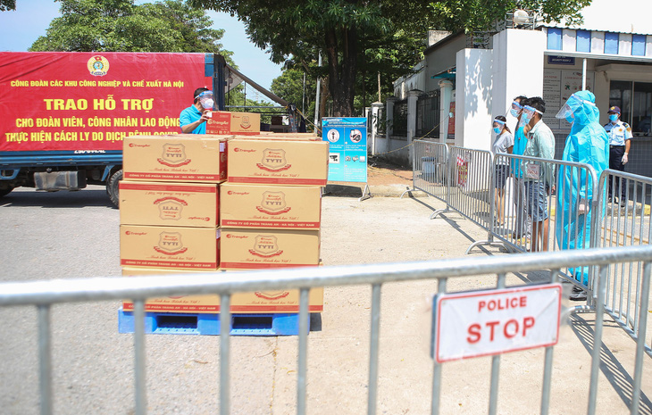 Hàng trăm túi hàng ‘0 đồng’ đến tay công nhân Hà Nội ở trong khu phong tỏa - Ảnh 2.