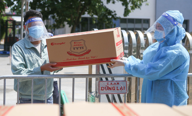 Hàng trăm túi hàng ‘0 đồng’ đến tay công nhân Hà Nội ở trong khu phong tỏa - Ảnh 1.