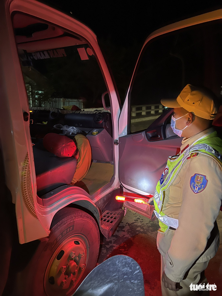 7 người trốn trong thùng xe, chui lưng ghế cabin xe tải vào Đà Lạt - Ảnh 2.