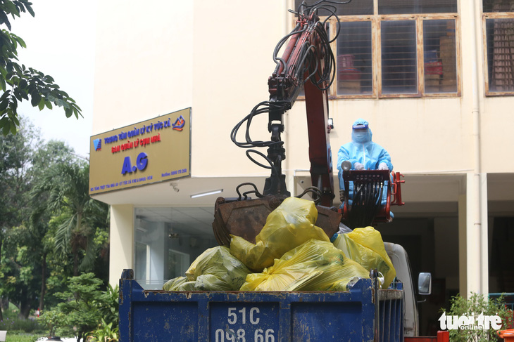 TP.HCM mỗi ngày thu gom gần 78 tấn rác liên quan COVID-19 - Ảnh 1.