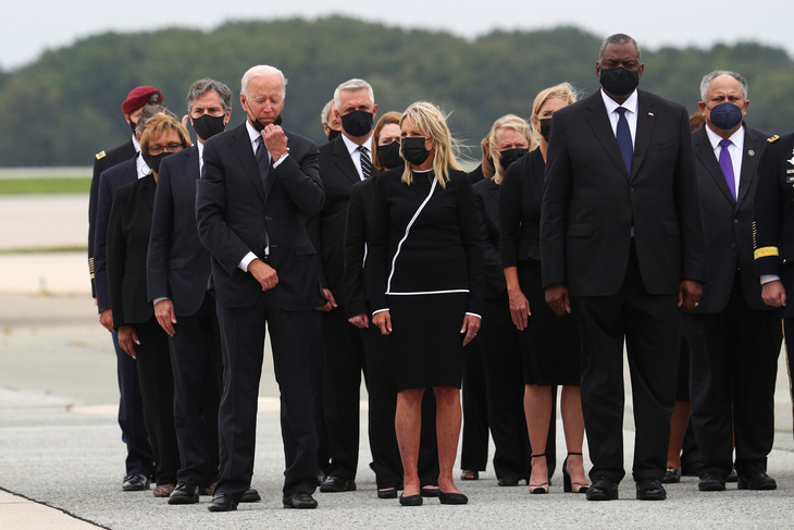 Vợ chồng ông Biden đón linh cữu binh sĩ Mỹ thiệt mạng ở Afghanistan - Ảnh 1.