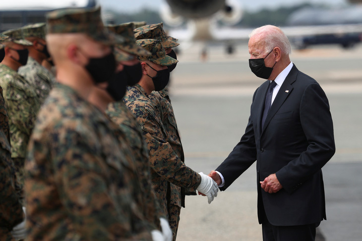 Vợ chồng ông Biden đón linh cữu binh sĩ Mỹ thiệt mạng ở Afghanistan - Ảnh 5.