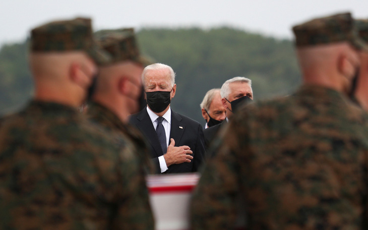 Vợ chồng ông Biden đón thi hài binh sĩ Mỹ thiệt mạng ở Afghanistan