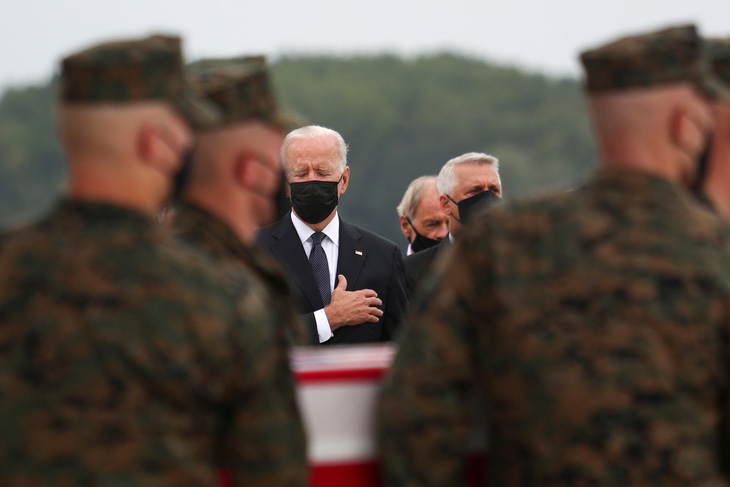 Vợ chồng ông Biden đón linh cữu binh sĩ Mỹ thiệt mạng ở Afghanistan - Ảnh 3.