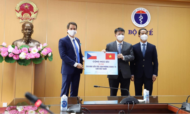 Việt Nam tiếp nhận 250.800 liều vắc xin COVID-19 từ CH Czech - Ảnh 1.
