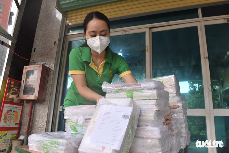 TP.HCM tăng tốc giao sách giáo khoa tận nhà cho học sinh - Ảnh 2.