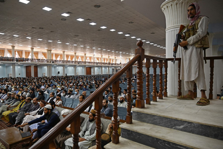 Taliban cho phụ nữ học đại học, nhưng cấm nam nữ học chung - Ảnh 2.