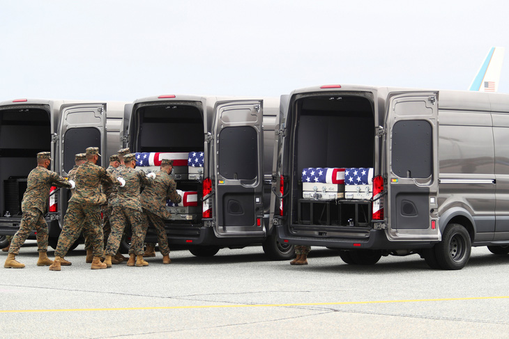 Vợ chồng ông Biden đón linh cữu binh sĩ Mỹ thiệt mạng ở Afghanistan - Ảnh 4.