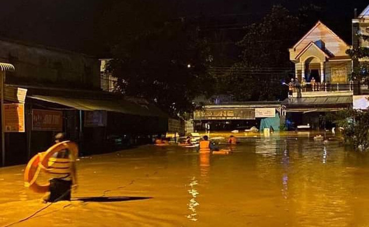 Bình Phước mưa lớn xuyên đêm gây ngập 2m, người dân leo lên gác gọi điện cầu cứu - Ảnh 1.