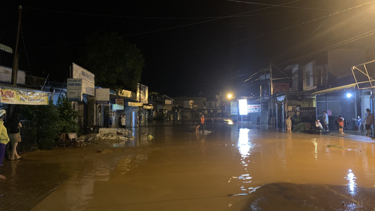 Bình Phước mưa lớn xuyên đêm gây ngập 2m, người dân leo lên gác gọi điện cầu cứu - Ảnh 2.