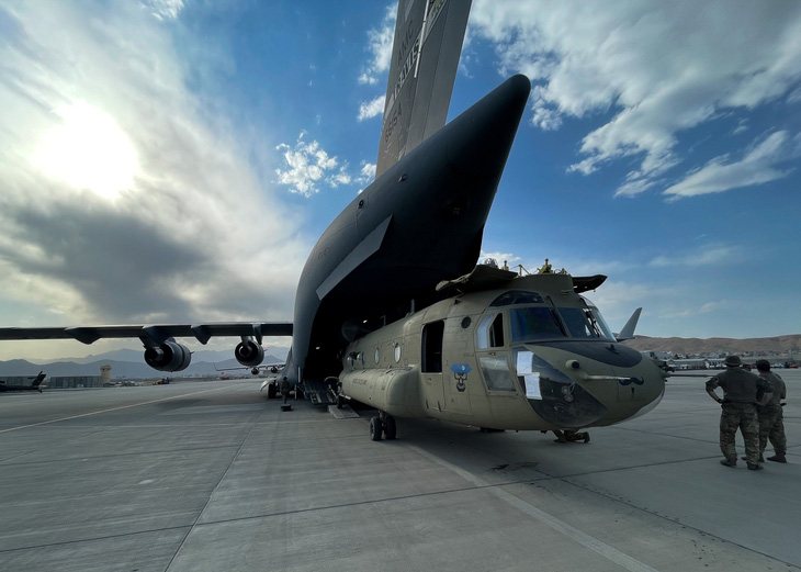 Hình ảnh người lính Mỹ cuối cùng lên máy bay rời Afghanistan - Ảnh 1.