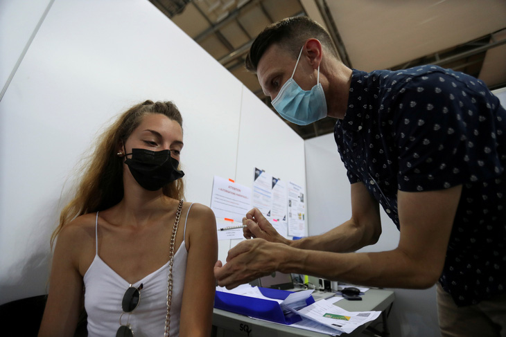 Pháp đặt mục tiêu tiêm mũi vắc xin thứ 3 cho 18 triệu người đầu năm 2022 - Ảnh 1.