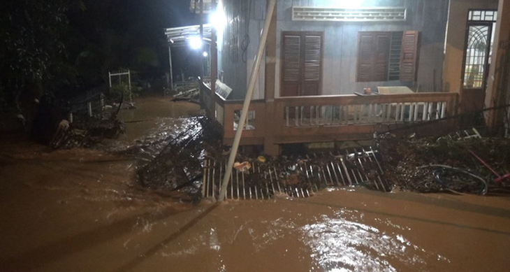 Bình Phước mưa lớn xuyên đêm gây ngập 2m, người dân leo lên gác gọi điện cầu cứu - Ảnh 3.