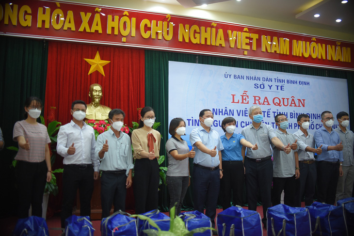 Bình Định đưa đoàn y bác sĩ thứ 2 tiếp viện TP.HCM chống dịch - Ảnh 1.