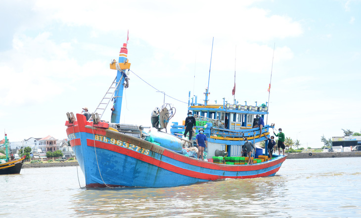 Ngư dân bám trụ lại trên ghe để vươn khơi mùa dịch - Ảnh 1.