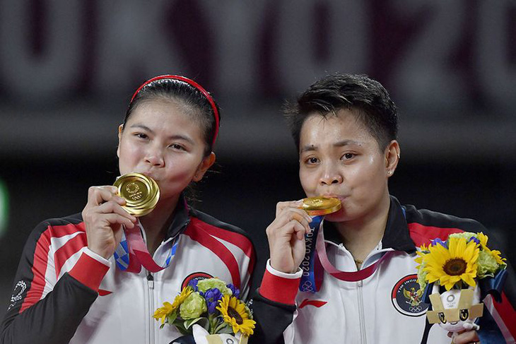 Đôi nữ Indonesia giành HCV cầu lông được thưởng 1 ngôi nhà, 5 con bò - Ảnh 1.