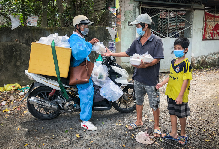 Võ sư 1 chân chở cơm khắp các nẻo đường phát cho những người nghèo thành phố - Ảnh 3.