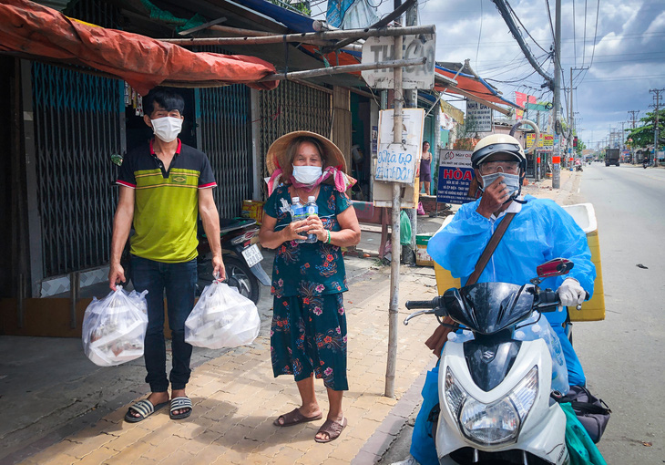 Võ sư 1 chân chở cơm khắp các nẻo đường phát cho những người nghèo thành phố - Ảnh 4.