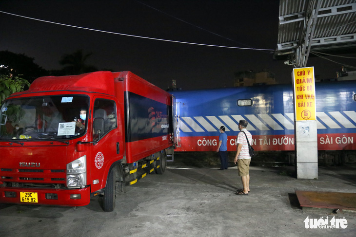 8 tấn thiết bị y tế từ Hà Nội đến ga Sài Gòn trong đêm - Ảnh 5.