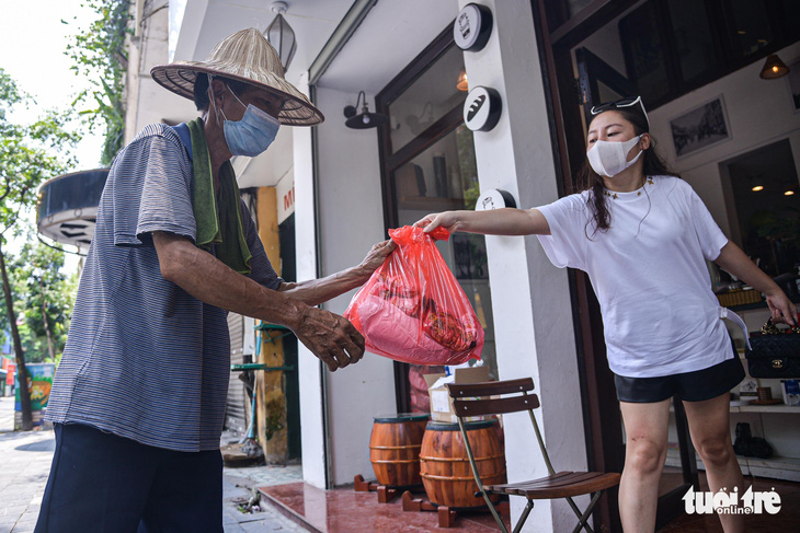 Những người thầm lặng giúp nhau qua mùa dịch - Ảnh 1.