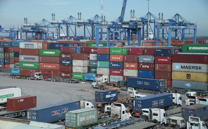 Cảng Cát Lái giải tỏa container hàng tồn