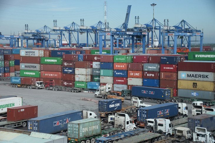 Cảng Cát Lái giải tỏa container hàng tồn - Ảnh 1.