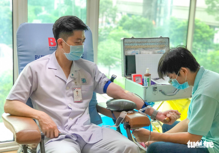 TP.HCM vận động 12.000 người hiến máu nhân đạo trước nguy cơ thiếu máu trầm trọng - Ảnh 1.