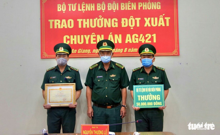 Trao thưởng 50 triệu đồng cho Biên phòng Tịnh Biên đã bắt vụ 5kg vàng - Ảnh 1.