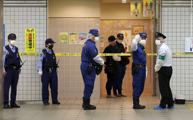 10 khách đi tàu bị đâm dao vô cớ ở Tokyo, nghi phạm đã bị bắt