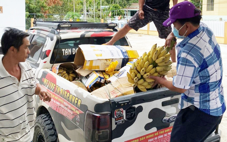 Đội xe bán tải hỗ trợ chở rau củ quả