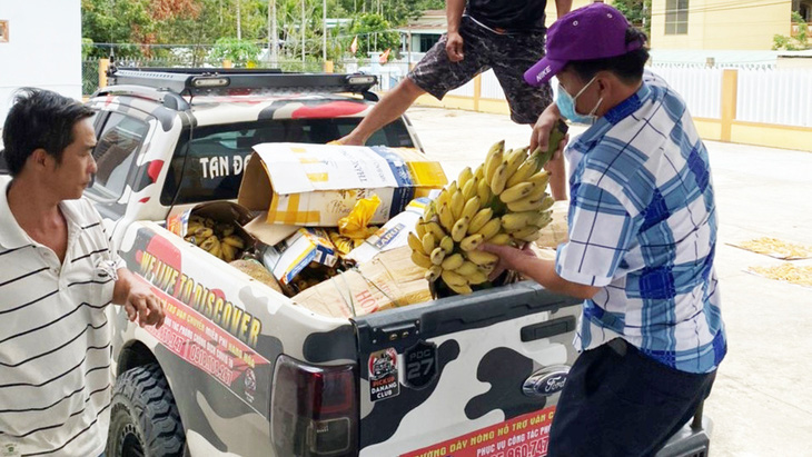 Đội xe bán tải hỗ trợ chở rau củ quả - Ảnh 1.