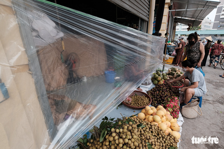Hà Nội: Chợ đầu mối đóng cửa, tiểu thương gặp khó, giá thực phẩm tăng - Ảnh 2.