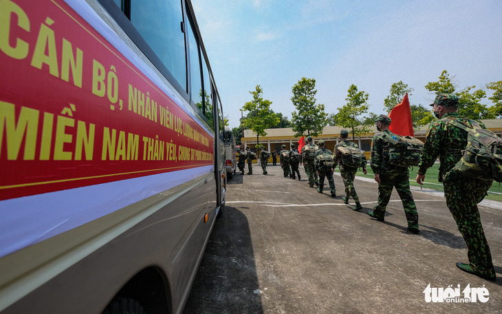 Hình ảnh 100 y bác sĩ, học viên quân y lên đường vào miền Nam chống dịch