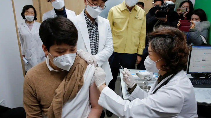 Bị liệt sau tiêm vắc xin, một nhân viên y tế Hàn Quốc được công nhận tai nạn lao động - Ảnh 1.