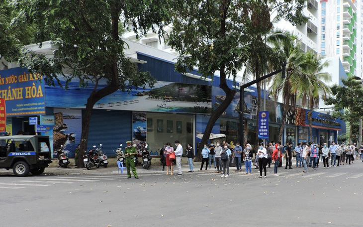 Một tình nguyện viên điểm tiêm vắc xin dương tính, Khánh Hòa xét nghiệm cho cả ngàn người