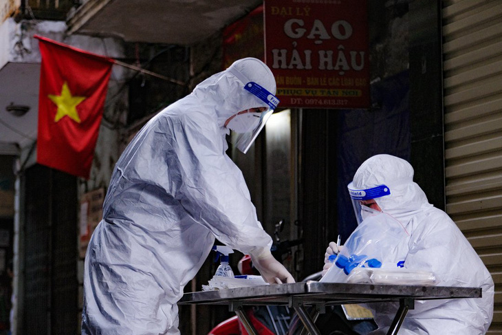 Thêm một nhân viên y tế ở Hà Nội mắc COVID-19 - Ảnh 1.