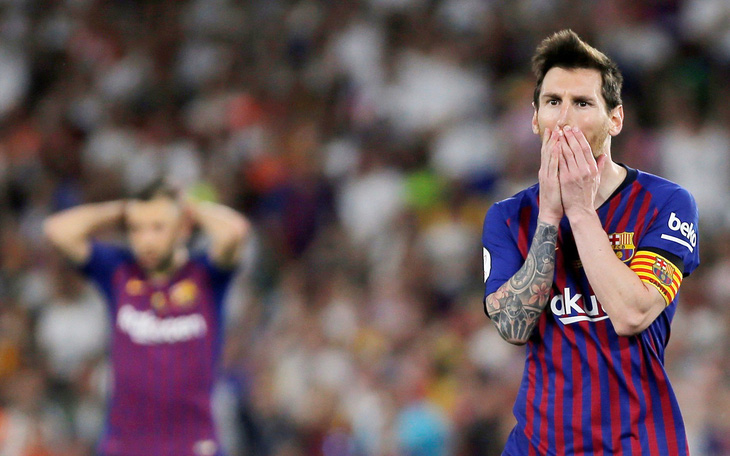 Messi bước ra 