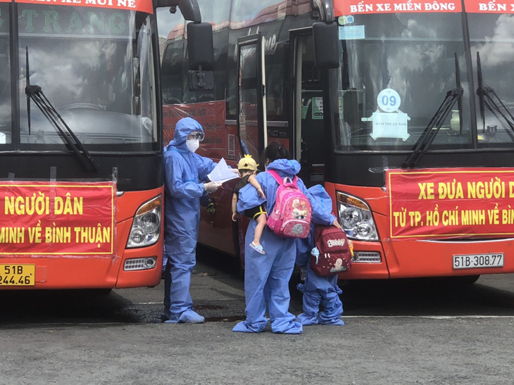 Thêm 300 người dân Bình Thuận được đón từ TP.HCM về quê tránh dịch - Ảnh 2.