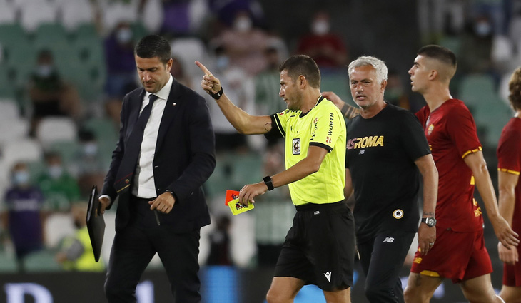 Video Mourinho nhận thẻ đỏ vì xông vào sân trong trận giao hữu của Roma - Ảnh 2.